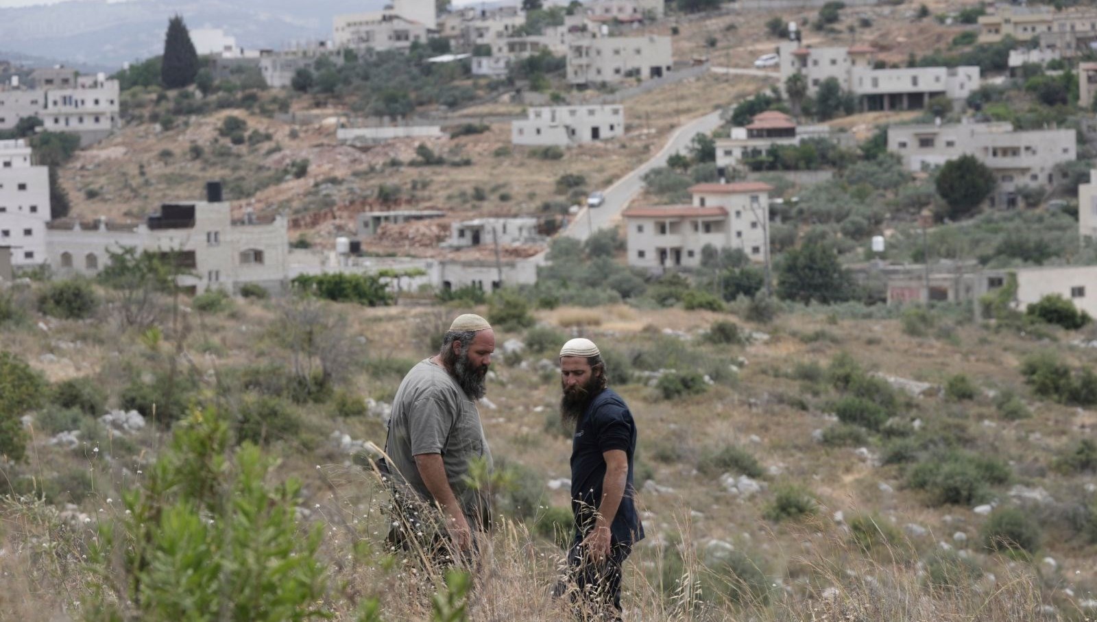 filistin topraklarini gasbeden israilliler bati seriada filistinli bir genci vurarak oldurdu 8bFyOL6j