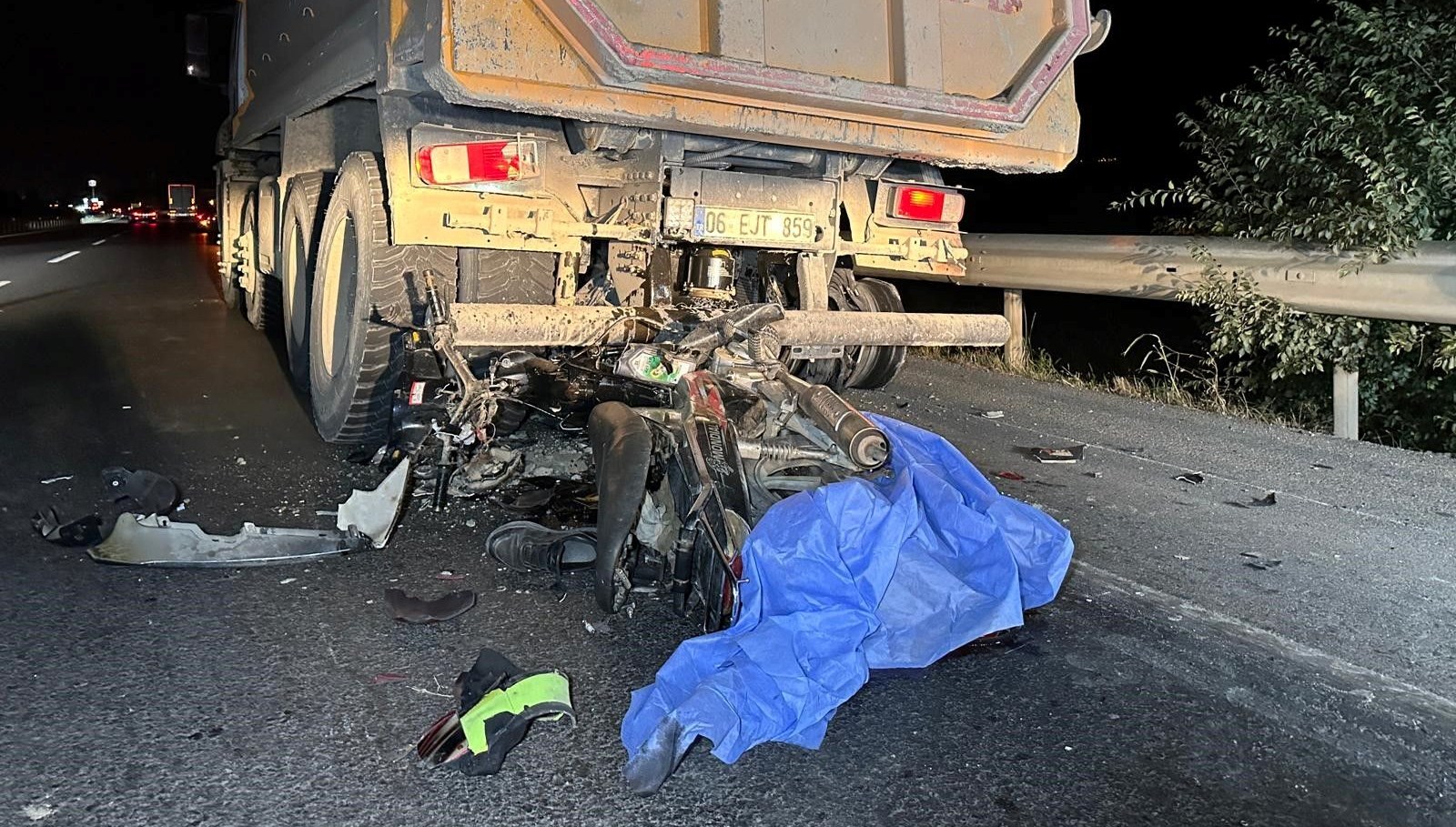 motosiklet kamyona arkadan carpti surucu hayatini kaybetti 5FDcQSbY