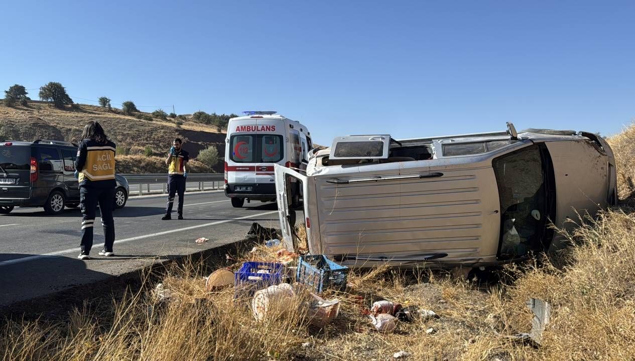 sivasta hafif ticari arac devrildi FsPgfTdN