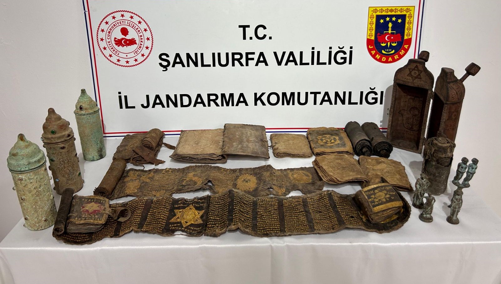 sanliurfada tarihi eser operasyonu 11 kitabe ve 4 heykel ele gecirildi Cn5alHzk