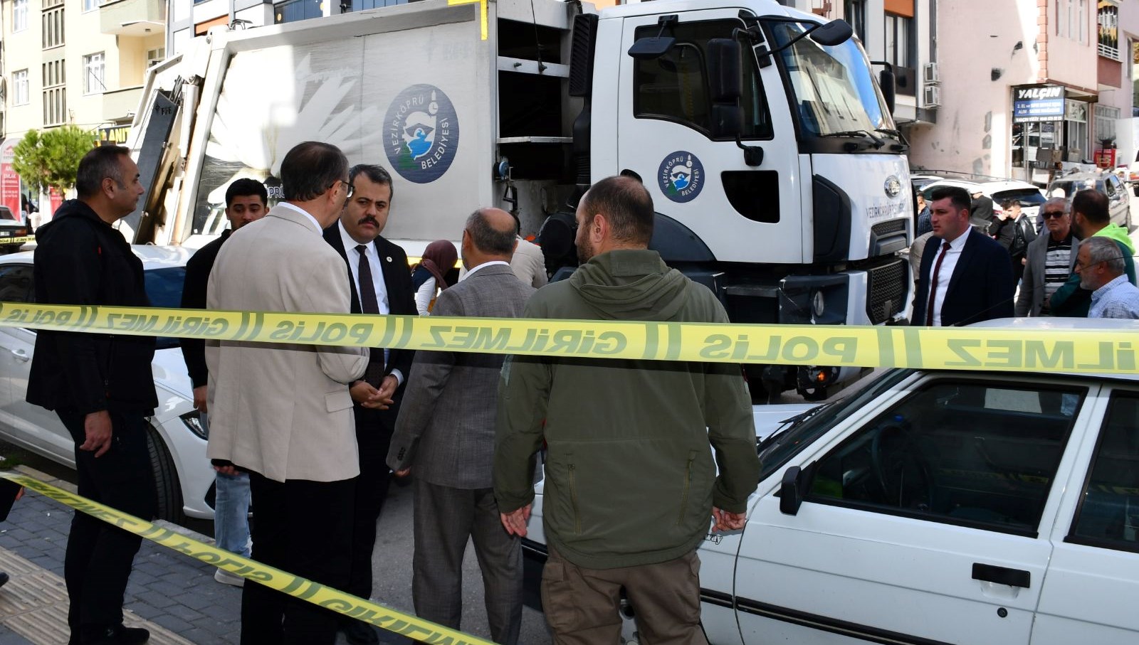 yasli adam cop kamyonunun altinda kaldi eAY8kFFk.jpg