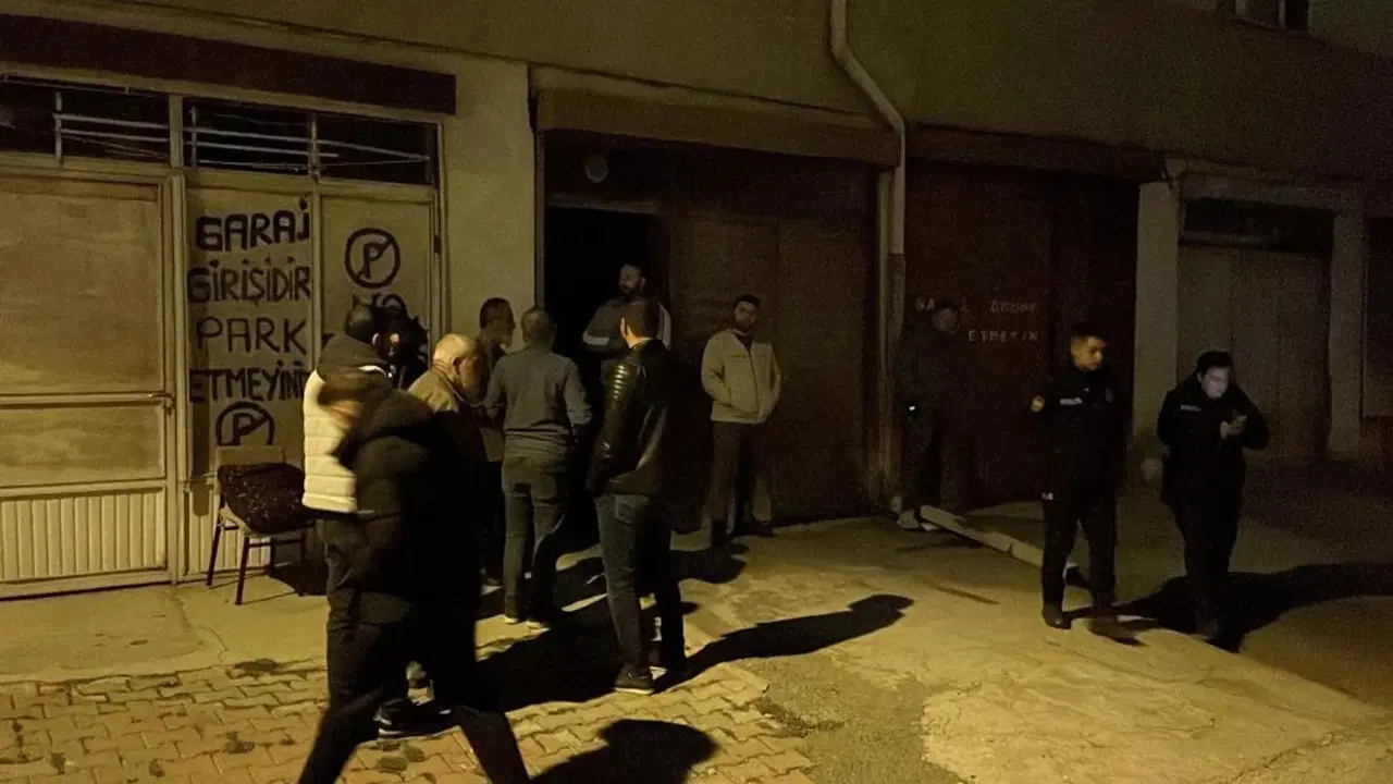 esinden haber alamayinca garaja indi otomobilin icinde olu buldu PStXuhb2.jpg