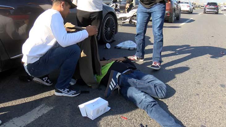 eyupsultanda motosiklet kazasi yarali surucuyu montla gunesten korudular UdaF4WAM.jpg