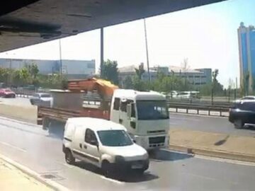 Avcılar’da Motosiklete TIR Çarptı: İki Kişi Yaralandı