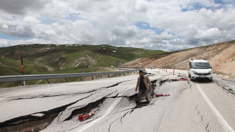 Ahlat-Malazgirt Kara Yolu Zemin Kayması Nedeniyle Kapatıldı