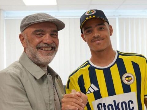 Fenerbahce mason greenwooda kavustu havaalaninda ayaginin tozuyla taraftara ilk mesaj FUAy7War